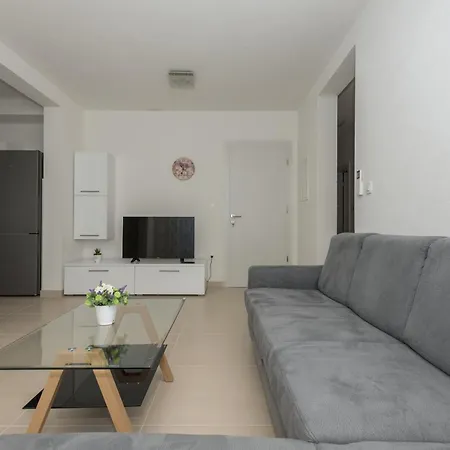 Mladen Apartment *