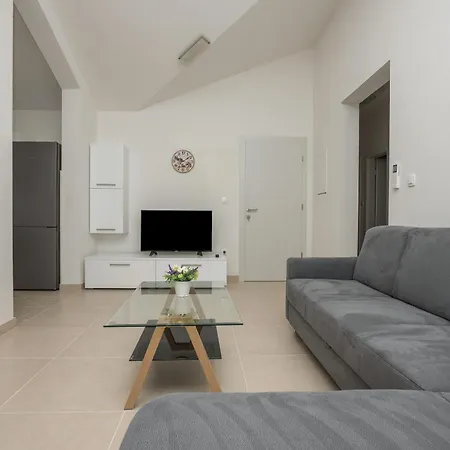 Mladen شقة Živogošće